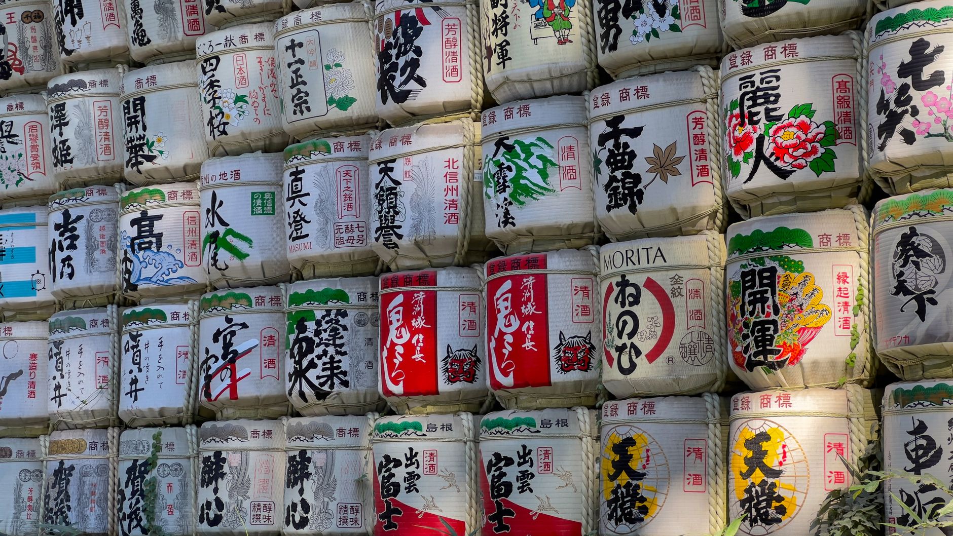 酒蔵に積まれた菰樽