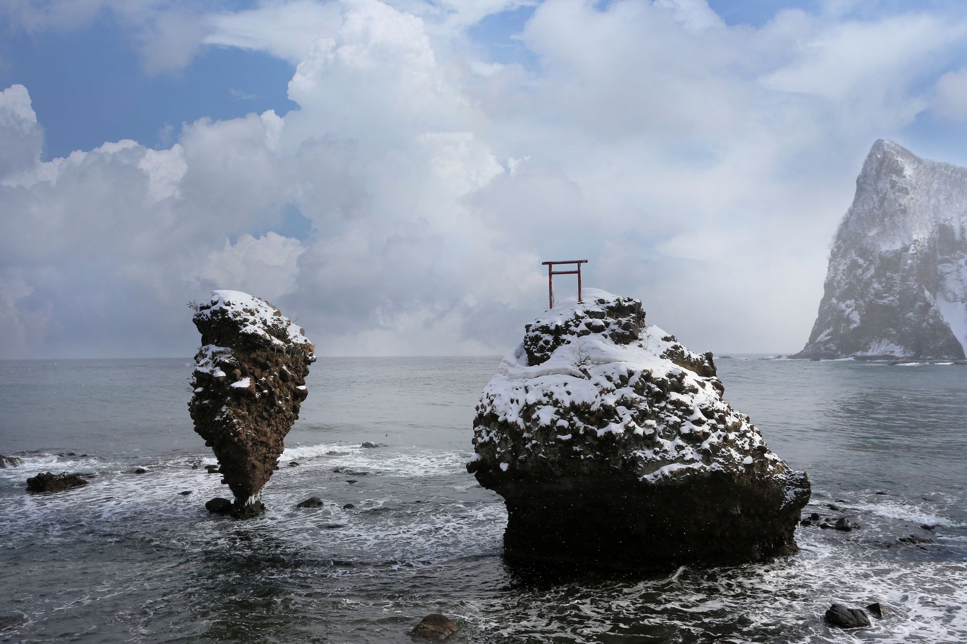 海に立つ鳥居（イメージ）